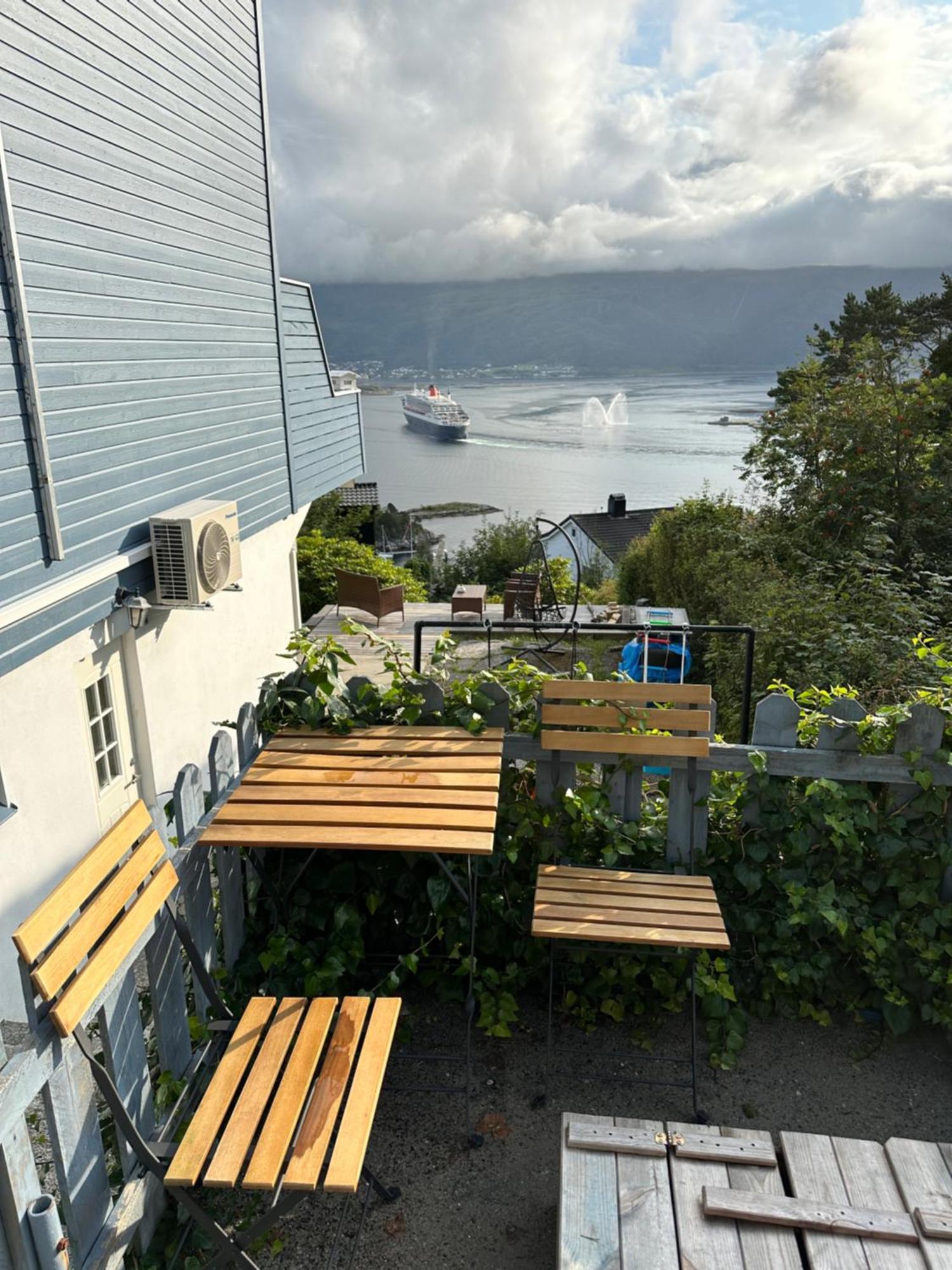 Great Place With View To The Mountains And Fjord Ålesund Zewnętrze zdjęcie